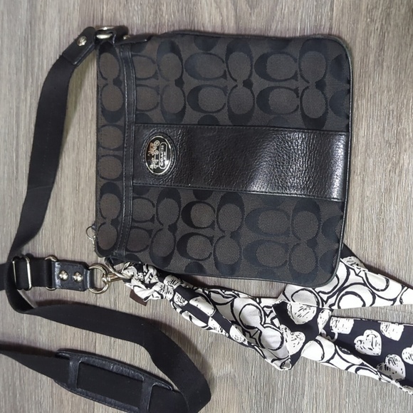 Coach Swing Body CrossBody with Coach Scarf as a Bonus - Picture 3 of 9